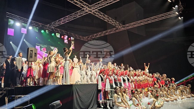 Прекланям се пред таланта на децата, техните ръководители и родители, на концерт-спектакъла си "Гиздава" в Русе Десислава Добрева