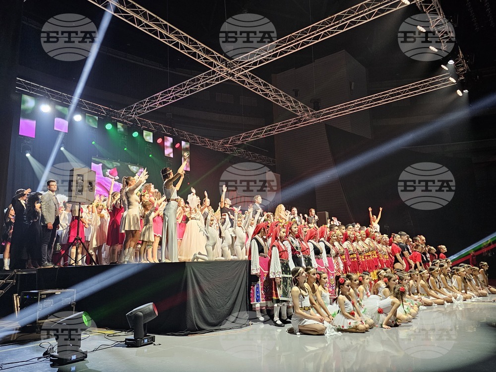 Прекланям се пред таланта на децата, техните ръководители и родители, каза на концерт-спектакъла си "Гиздава" в Русе Десислава Добрева