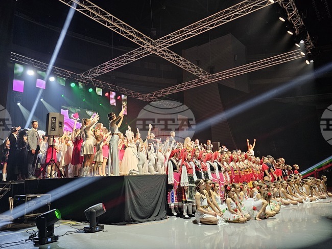 Прекланям се пред таланта на децата, техните ръководители и родители, каза на концерт-спектакъла си "Гиздава" в Русе Десислава Добрева