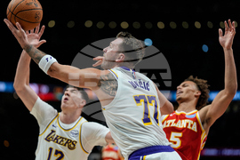 Lakers Hawks Basketball