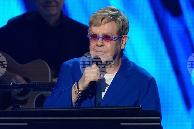 Елтън Джон каза, че изминалите 15 месеца са били предизвикателство за него заради загубата на зрение