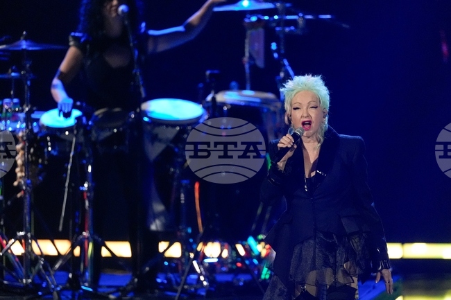 Синди Лопър призова за смелост на церемонията за въвеждането ѝ в Залата на славата на рокендрола