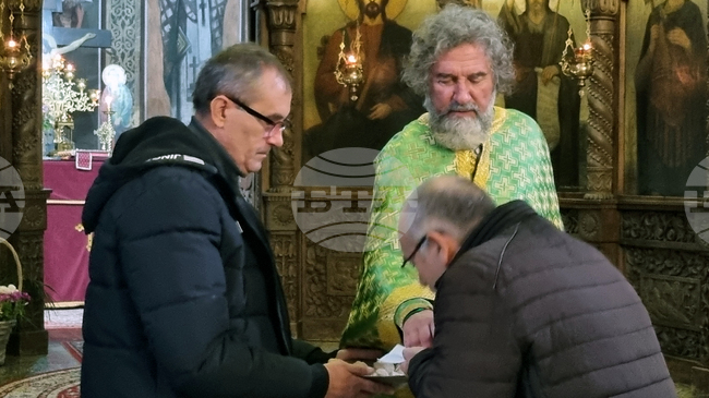 Вярата е докосване до Божията любов, каза в неделната служба в Търговище отец Славчо Проданов