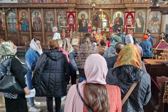 Този, който се е докоснал до Иисус Христос с вяра, той е получил изцеление, каза в проповедта си в шуменския храм "Св. Три Светители" отец Красимир