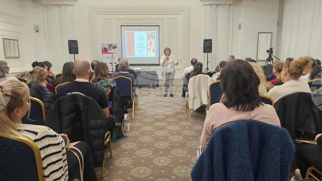 С лекция "Родовите обреди като лечение на рода" започна третият ден от Четвъртата среща на ръководителите на български фолклорни състави в чужбина