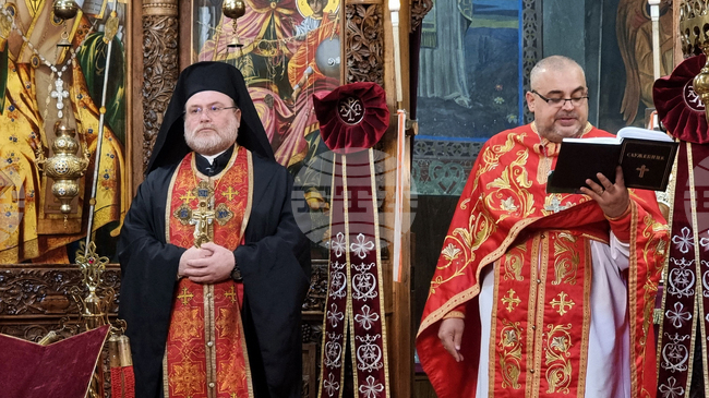 Смисълът на причастието е да приемем Христос и Неговата любов в нас, каза протосингелът на Сливенската митрополия архимандрит Димитрий