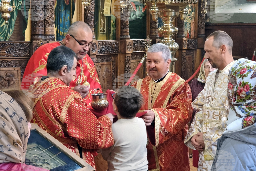 Ямбол - храм „Св. Николай Чудотворец” - литургия