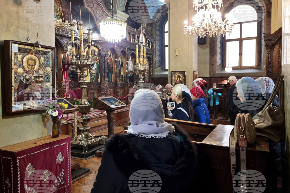 Ямбол - храм „Св. Николай Чудотворец” - литургия