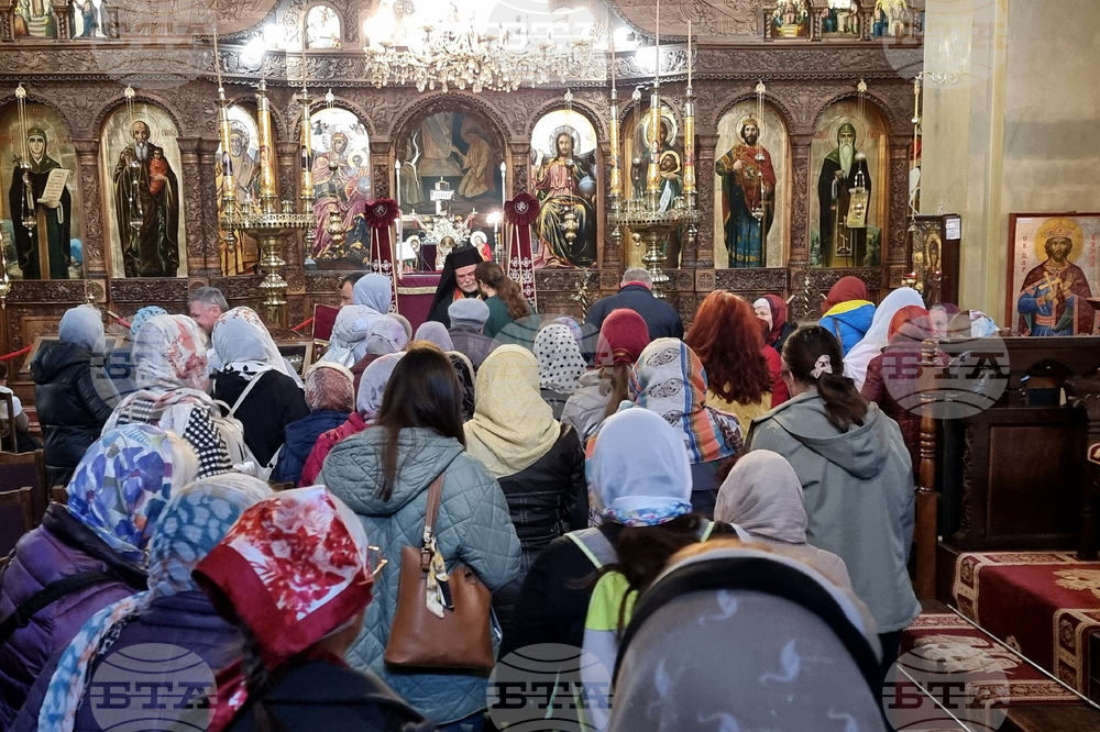 Ямбол - храм „Св. Николай Чудотворец” - литургия