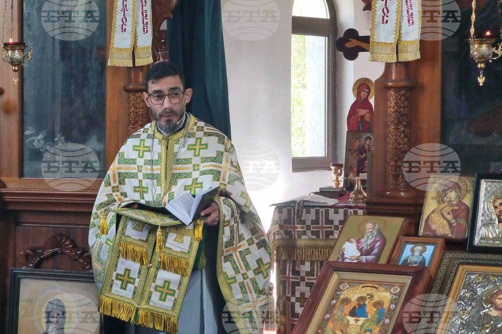 Божията милост идва с вяра, смирение и търпение, каза отец Петър пред миряните в храм "Св. Климент Охридски" в Добрич