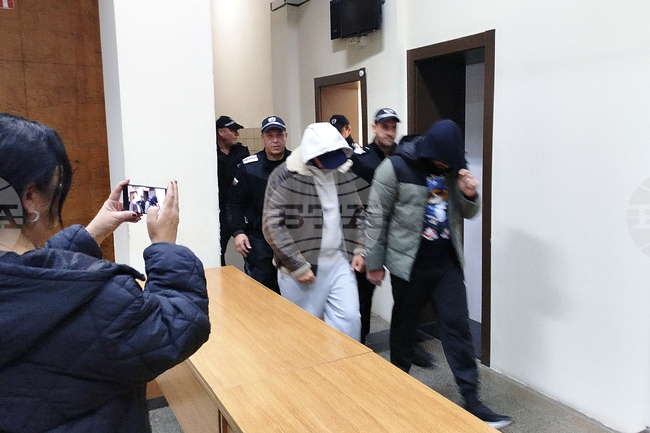 Стара Загора - съд - обвинени за кражба на гориво - мярка