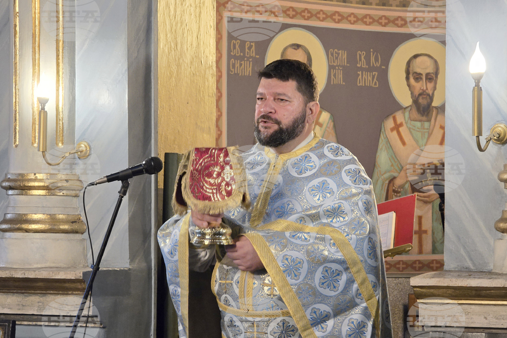 Бог е винаги с нас и ние сме под Неговата крепка десница, каза отец Милен в плевенския храм "Света Параскева"