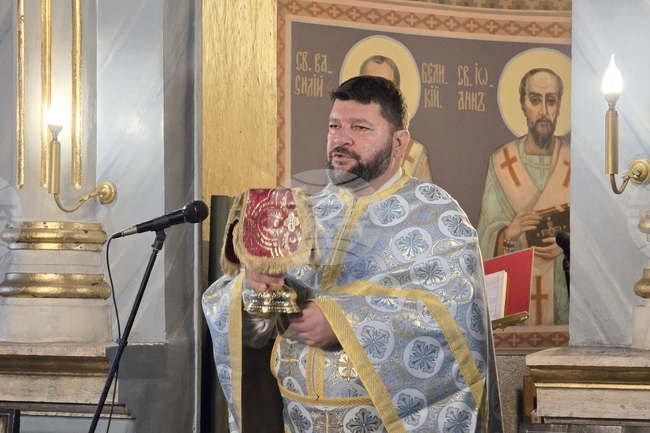 Бог е винаги с нас и ние сме под Неговата крепка десница, каза отец Милен в плевенския храм "Света Параскева"