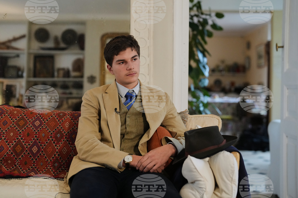 France Louvre Fedora Man