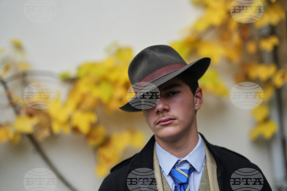 France Louvre Fedora Man