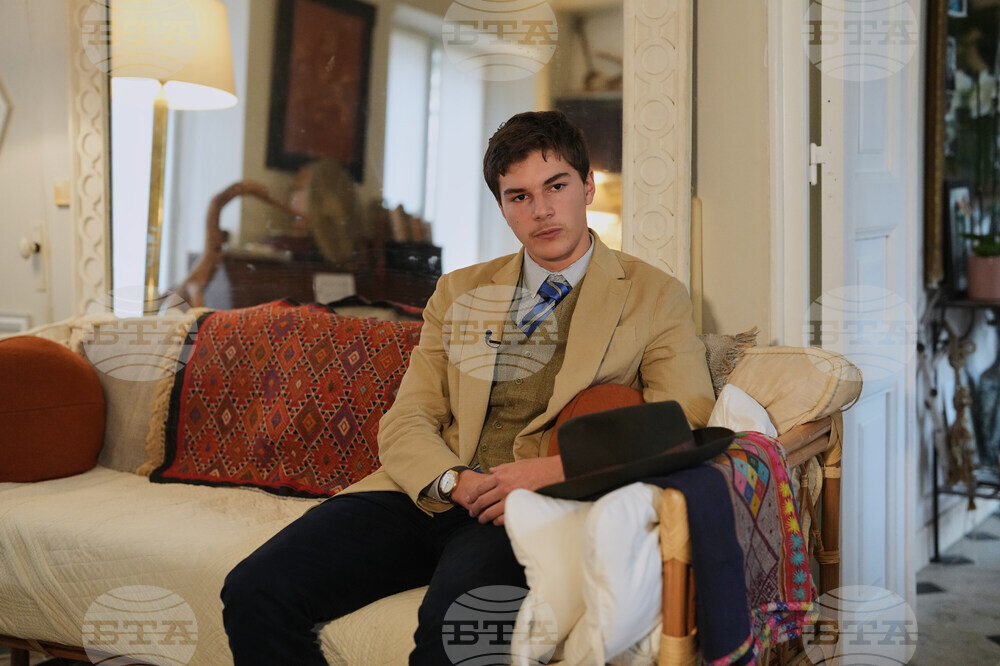 France Louvre Fedora Man