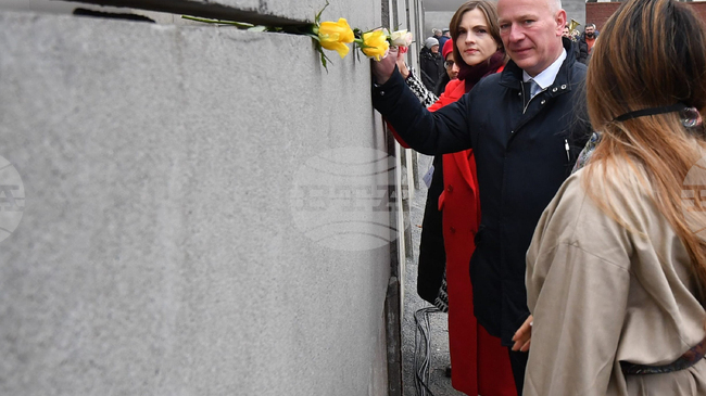 Германската столица отбеляза 36-ата годишнина от падането на Берлинската стена