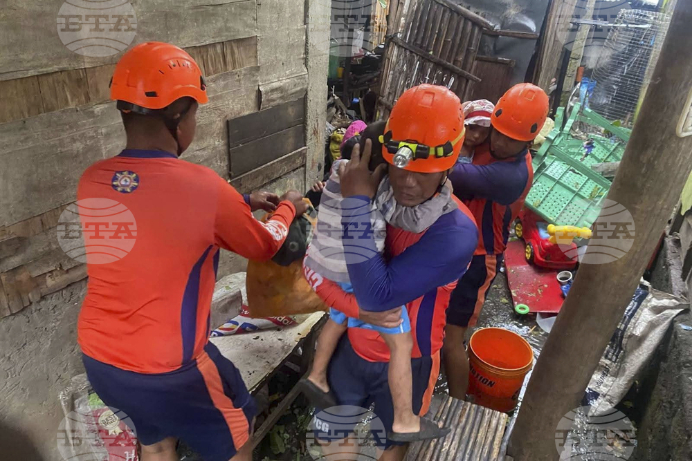 Най-малко двама души загинаха, след като супертайфунът "Фунуон" връхлетя източната и централната част на Филипините