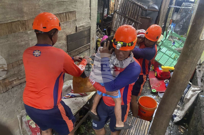 Най-малко двама души загинаха, след като супертайфунът "Фунуон" връхлетя източната и централната част на Филипините