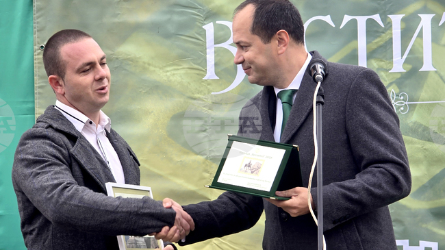 Vratsa Mayor Presents Vestitel Awards to Residents for Work Benefiting Society