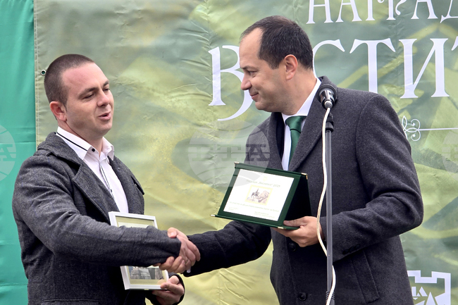 Vratsa Mayor Presents Vestitel Awards to Residents for Work Benefiting Society