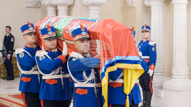Тленните останки на последния владетел на княжество Молдова бяха изложени за поклонение в двореца "Котрочени" в Букурещ, преди да бъдат погребани в Яш