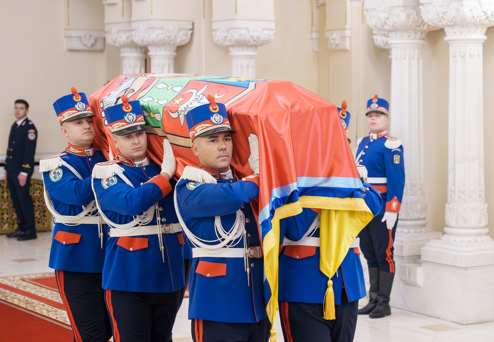 Тленните останки на последния владетел на княжество Молдова бяха изложени за поклонение в двореца "Котрочени" в Букурещ, преди да бъдат погребани в Яш