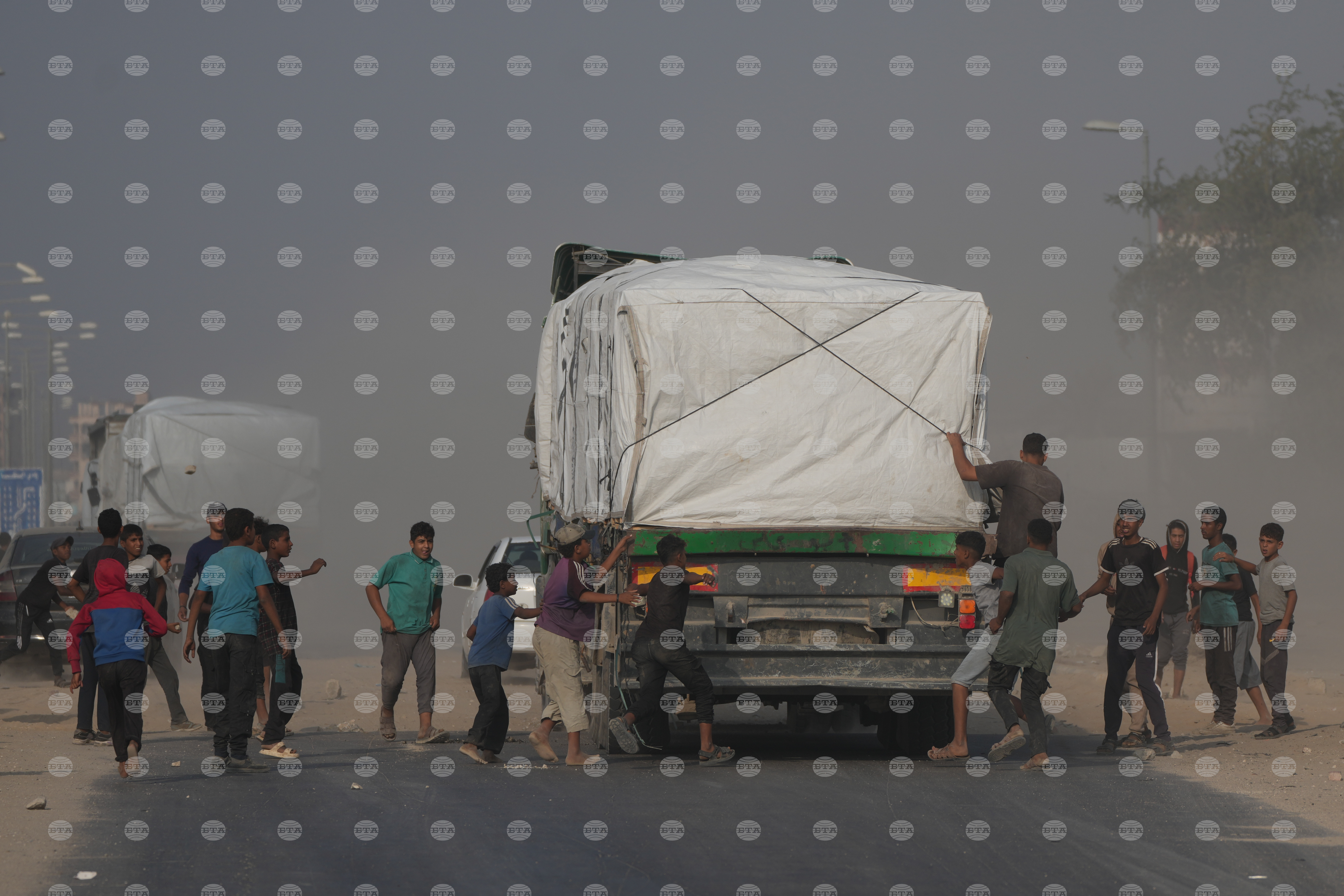 Израел съобщи, че граничният пункт "Зиким" в Северна Газа отново е отворен за камиони с хуманитарна помощ