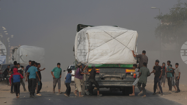 Израел съобщи, че граничният пункт "Зиким" в Северна Газа отново е отворен за камиони с хуманитарна помощ