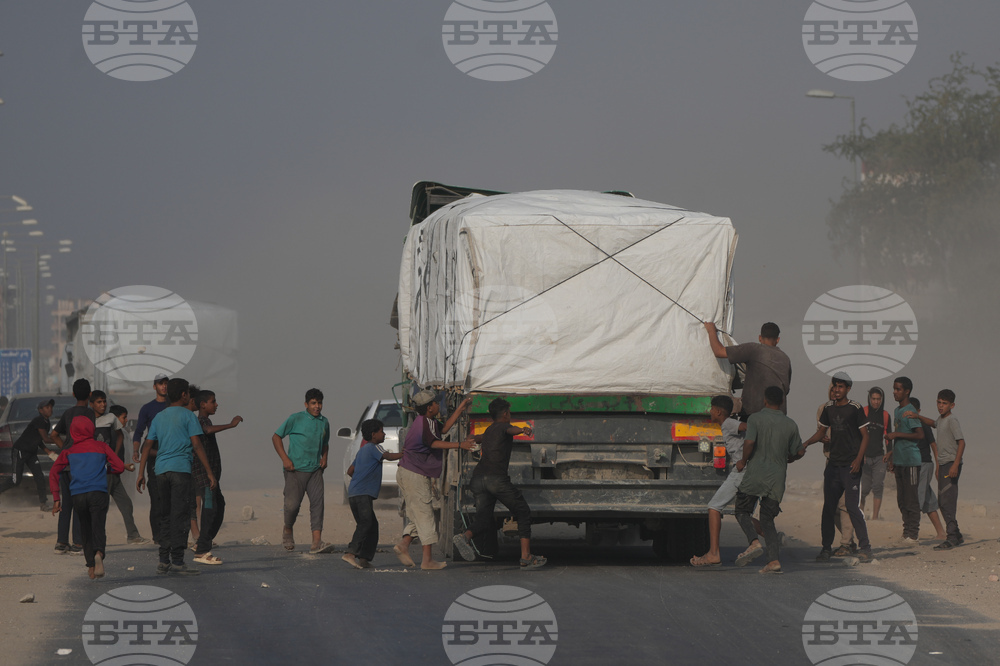 Израел съобщи, че граничният пункт "Зиким" в Северна Газа отново е отворен за камиони с хуманитарна помощ