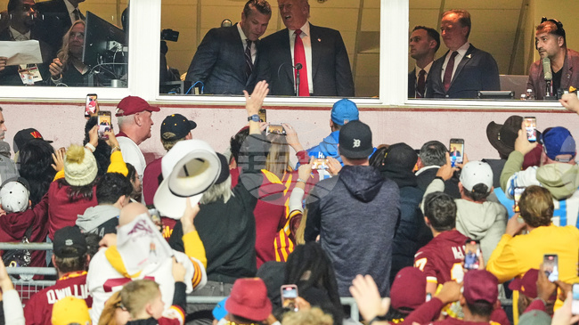 Тръмп стана първият от близо половин век действащ президент на САЩ, посетил мач от редовния сезон на Националната футболна лига