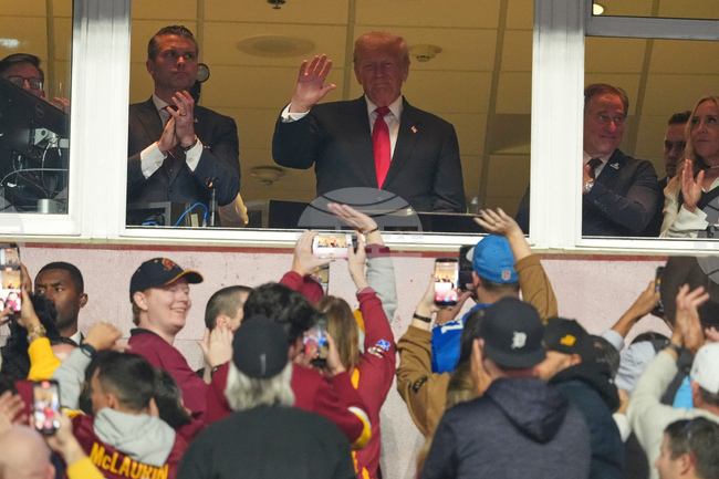 Тръмп стана първият от близо половин век действащ президент на САЩ, посетил мач от редовния сезон на Националната футболна лига