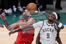 Rockets Bucks Basketball