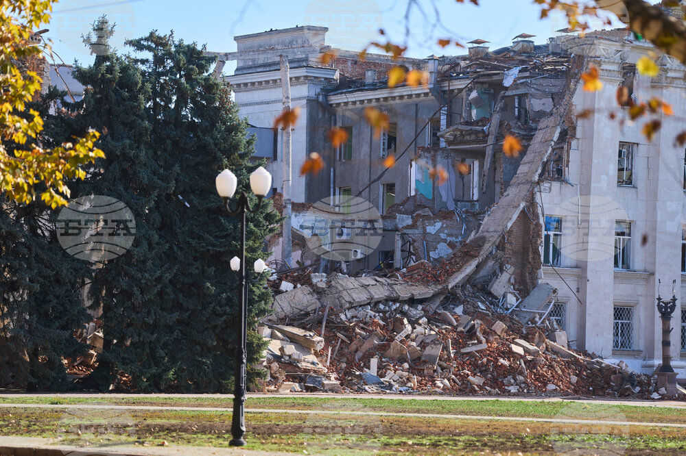 Руски обстрел повреди тролейбусното депо в Херсон, 19 превозни средства са повредени 