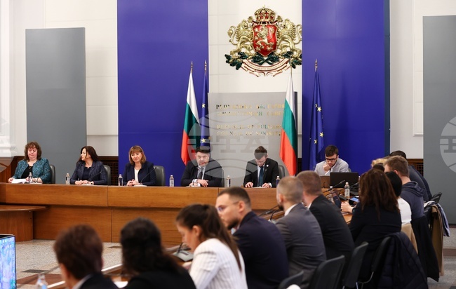 Общ законопроект за доброволчеството, обединяващ три проекта, обсъдиха днес на кръгла маса депутати от ГЕРБ-СДС, БСП и ПП-ДБ в Министерския съвет