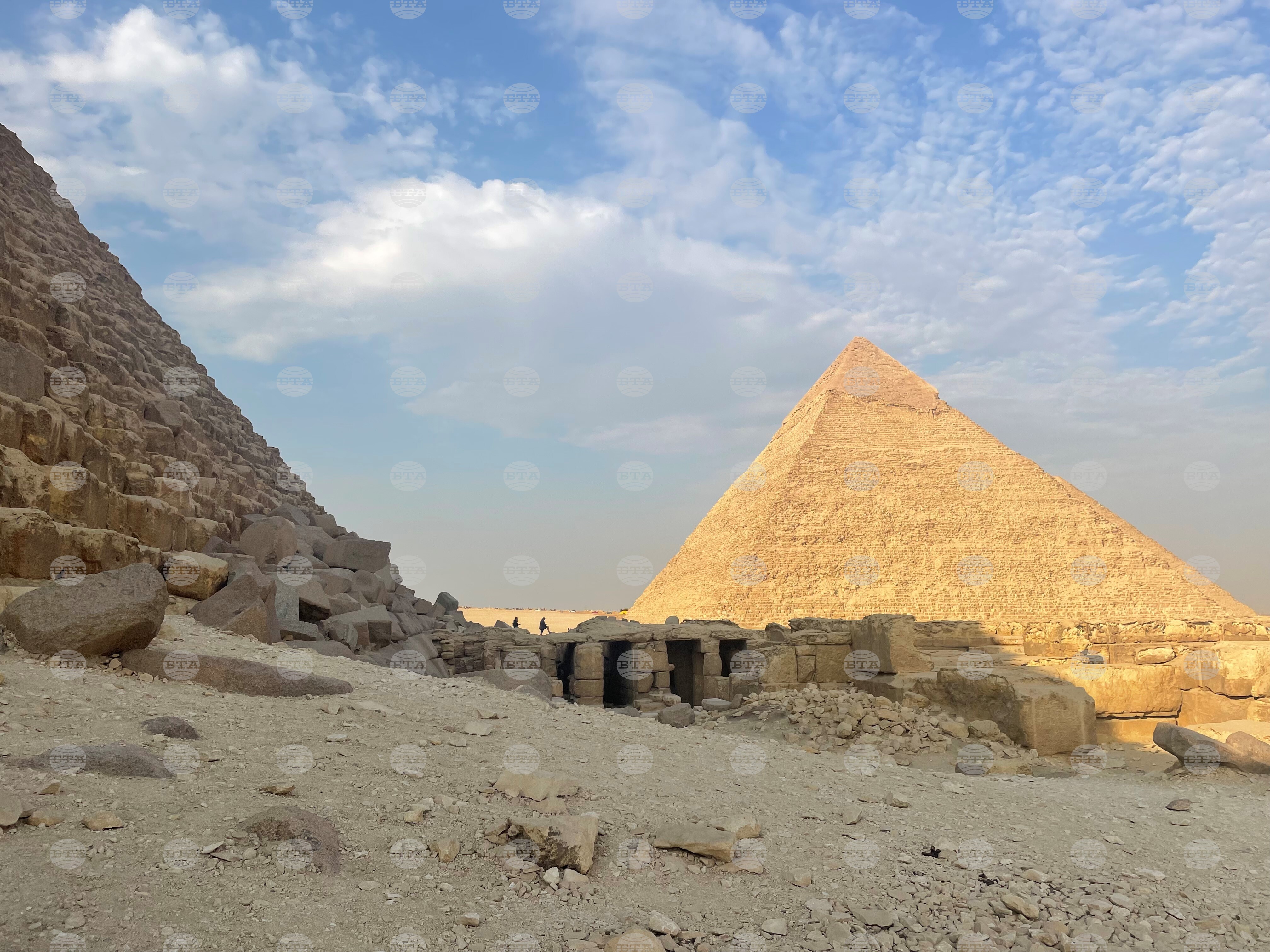 Трима туристи са арестувани, след като са позирали голи зад Хеопсовата пирамида