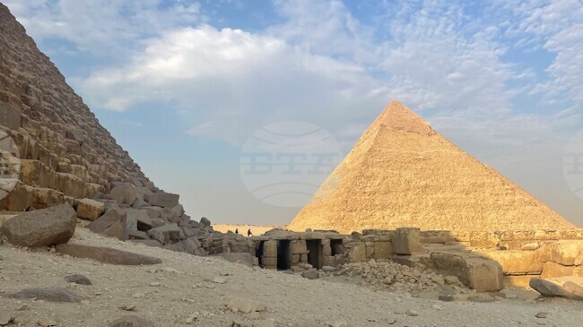 Трима туристи са арестувани, след като са позирали голи зад Хеопсовата пирамида