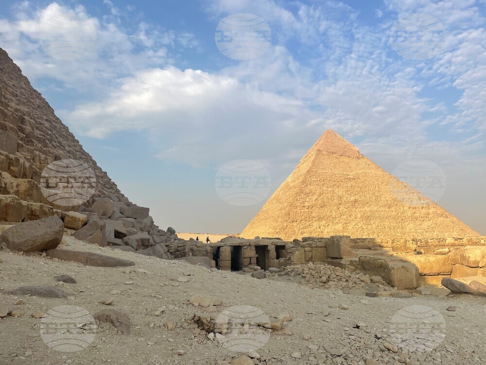 Трима туристи са арестувани, след като са позирали голи зад Хеопсовата пирамида