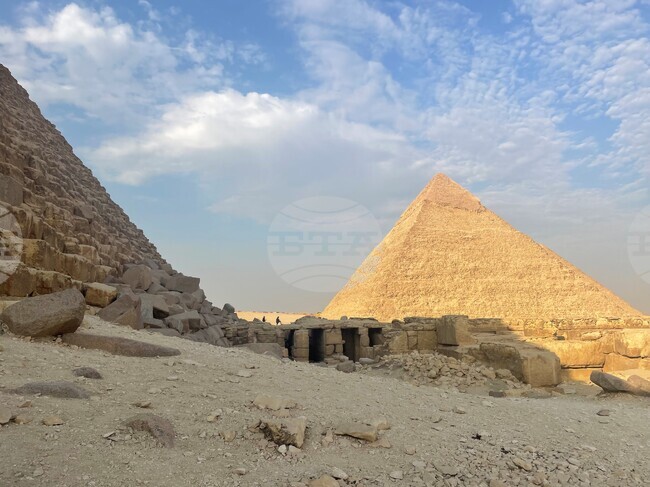 Трима туристи са арестувани, след като са позирали голи зад Хеопсовата пирамида