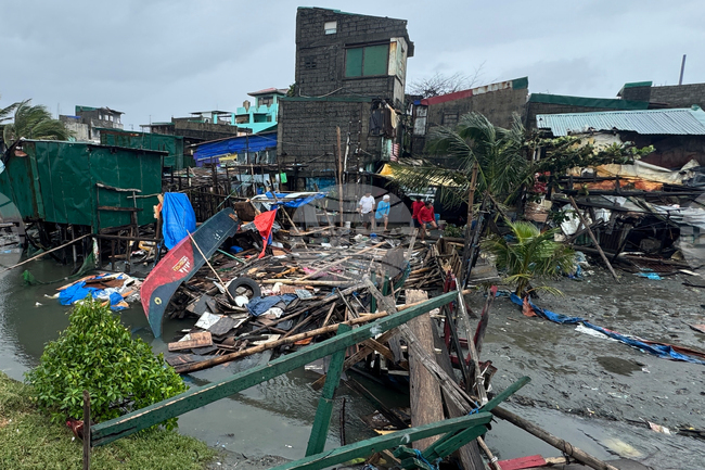 Тайван евакуира 3000 души в очакване на тайфуна "Фунуон"