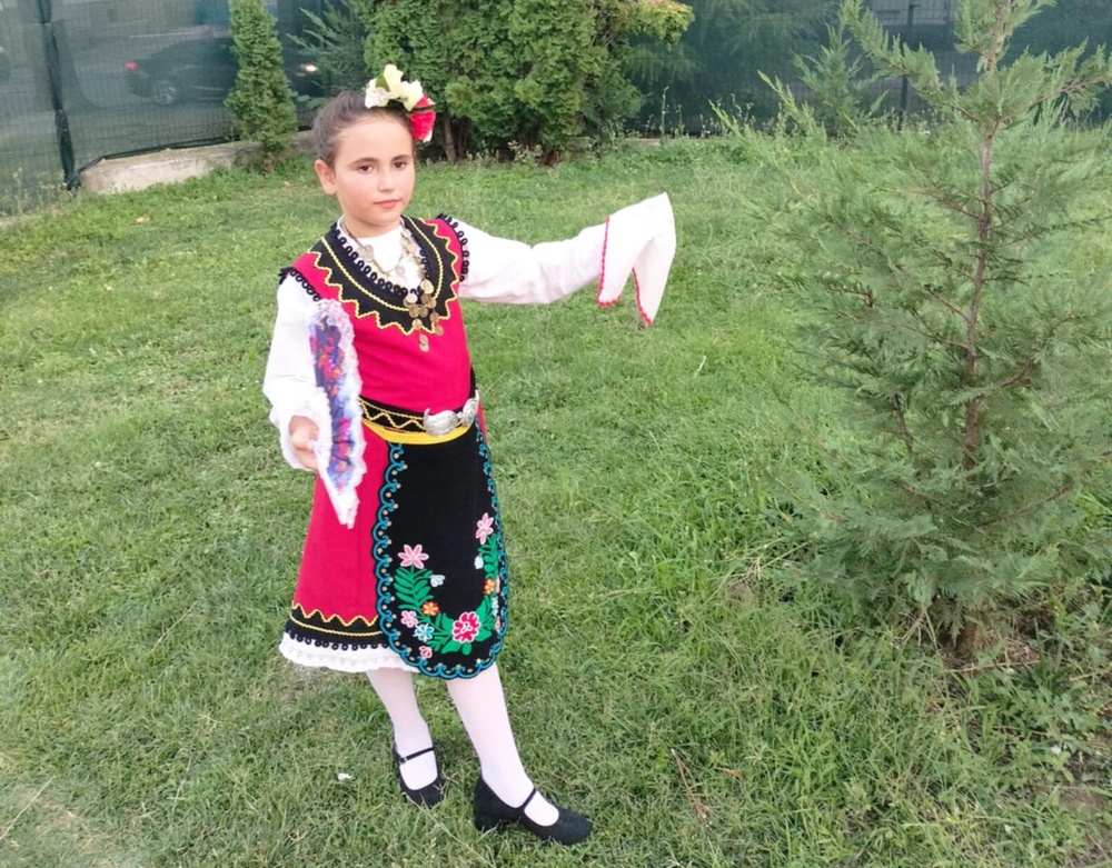 Осемгодишната Александра Бедола беше най-малкият участник в четвъртата среща на Асоциацията на българските фолклорни състави в чужбина
