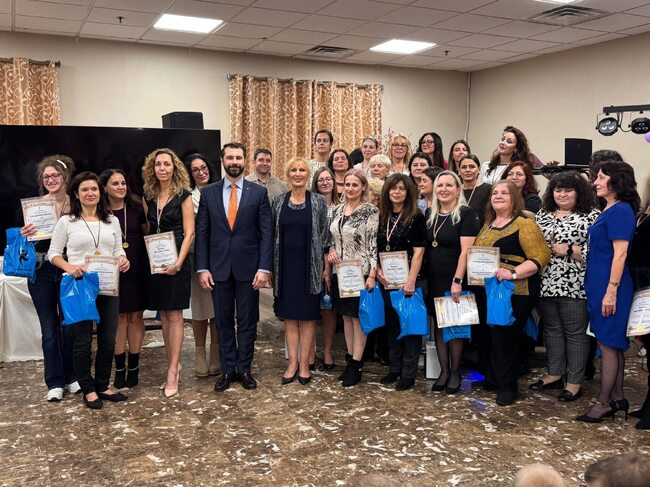 Генералният консул на България в Чикаго участва в честването на 20-годишнината на Учебния център „Знание”