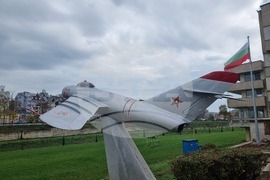 Ямбол - изтребител МиГ-17 - експониране на открито