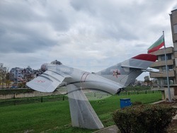 Ямбол - изтребител МиГ-17 - експониране на открито