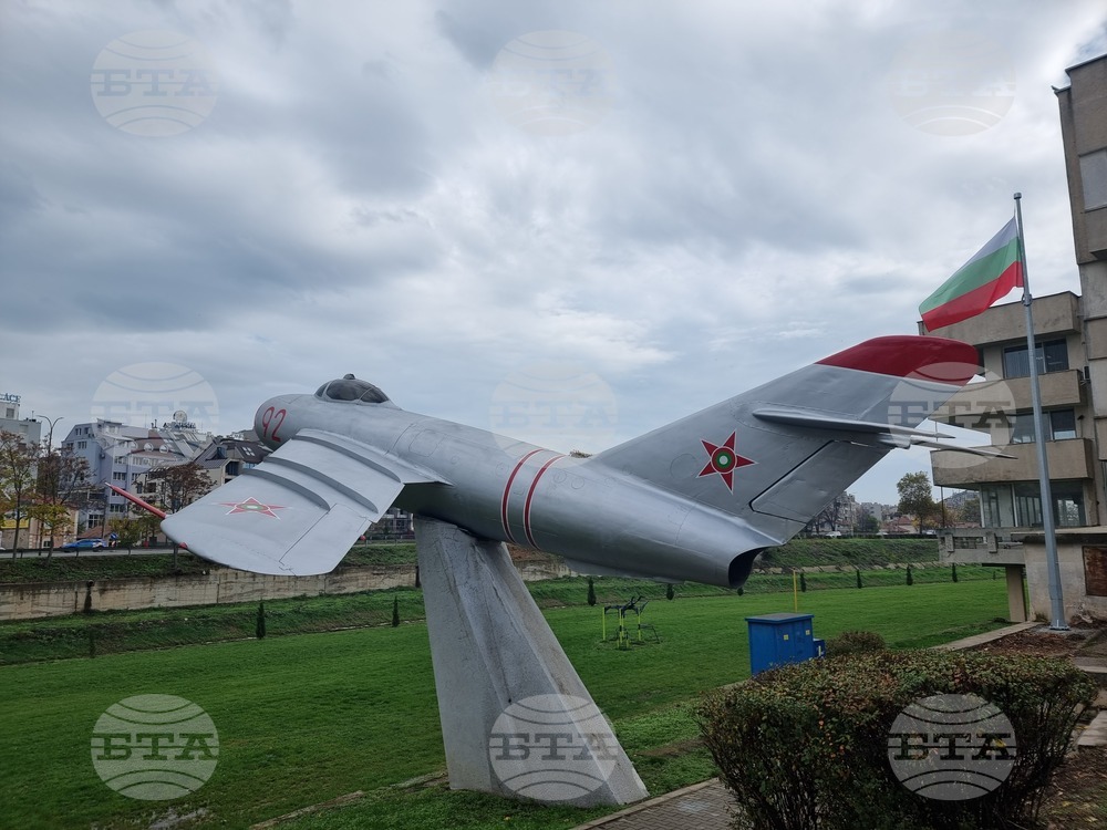 Ямбол - изтребител МиГ-17 - експониране на открито