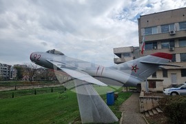 Ямбол - изтребител МиГ-17 - експониране на открито