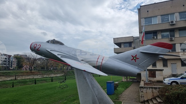 В Ямбол отново експонираха изтребител МиГ-17 на старото му място в града