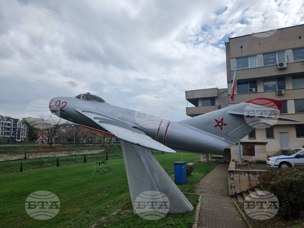 В Ямбол отново експонираха изтребител МиГ-17 на старото му място в града