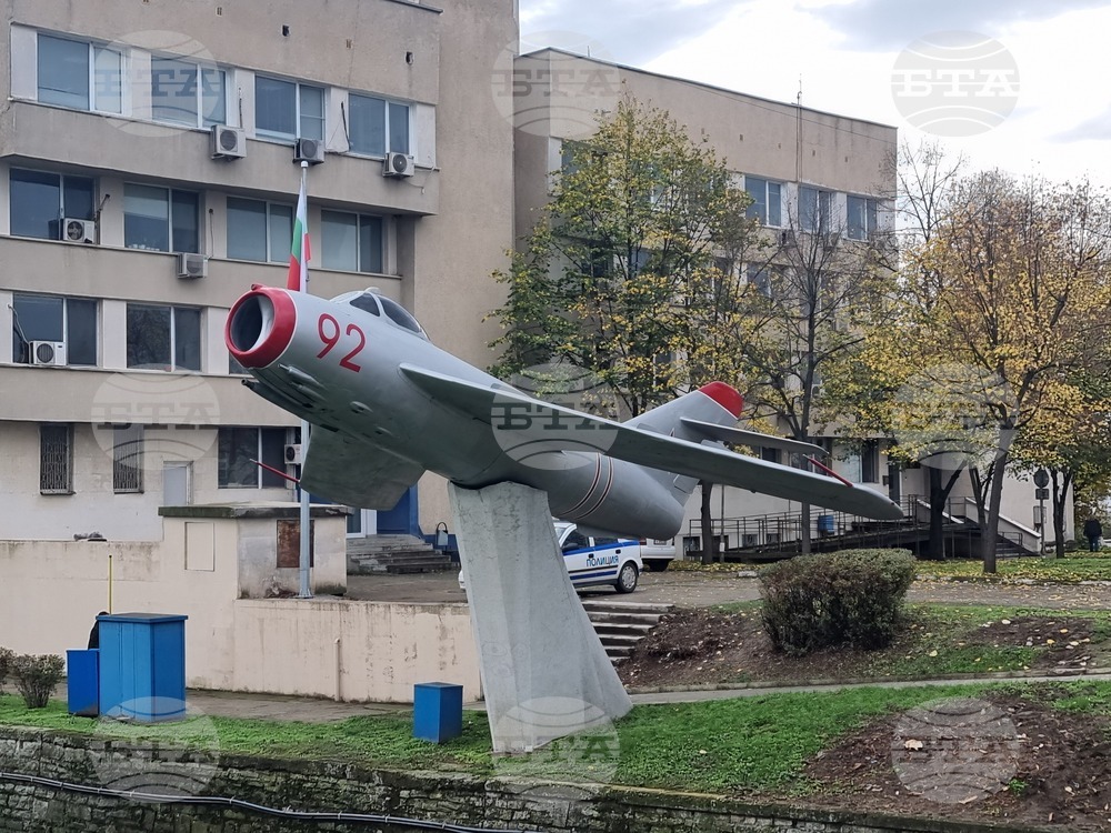 Ямбол - изтребител МиГ-17 - експониране на открито