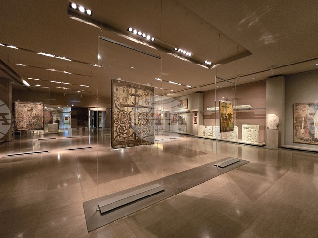 Посолството на България в Гърция представя изложбата „Атон в рисунки и фотографии“ в Атина